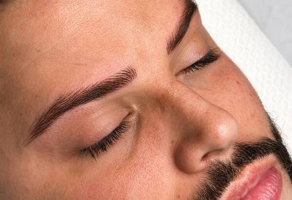 Detalle de micropigmentación pelo a pelo